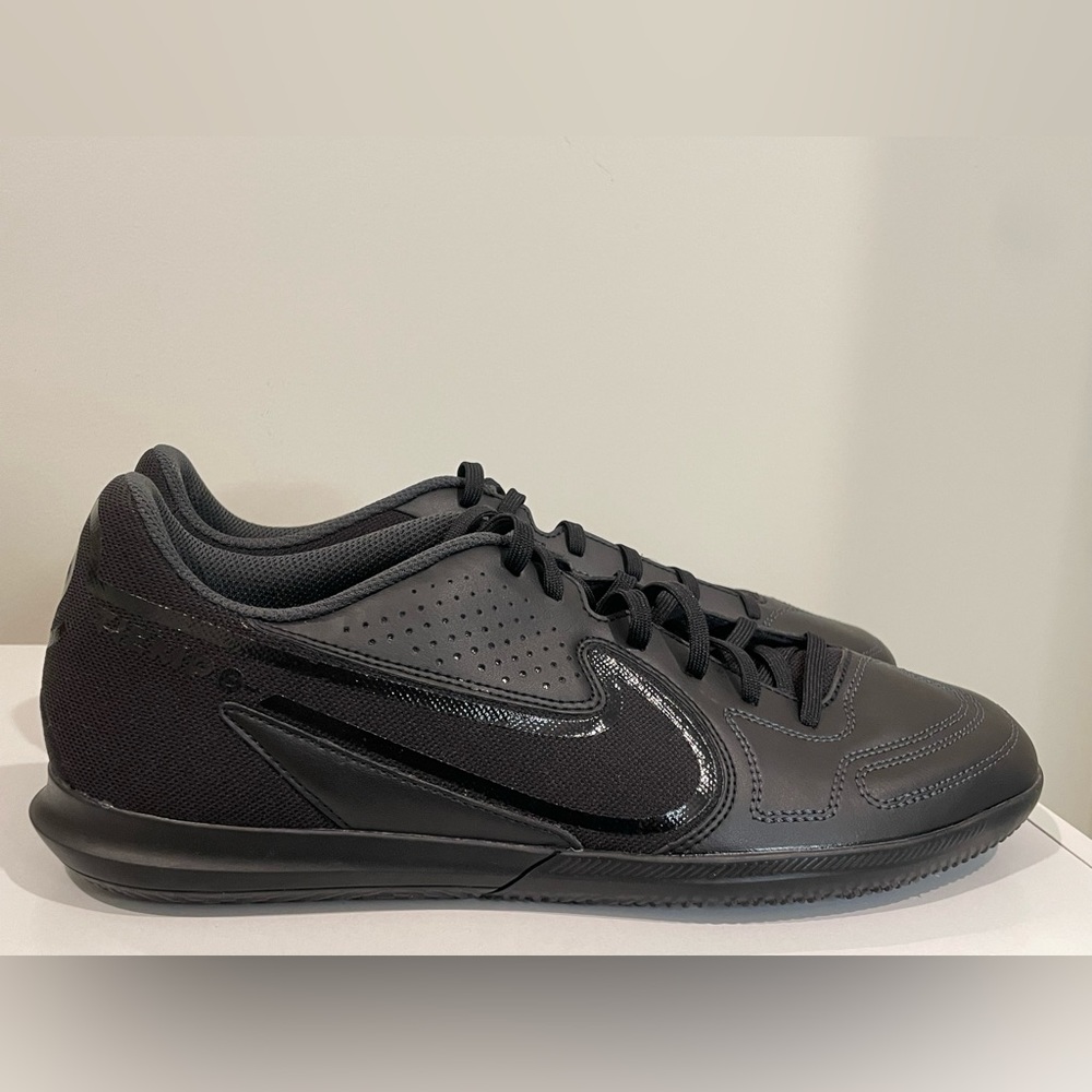 Nike Men’s Tiempo Legend 9 Club IC indoor soccer cleats